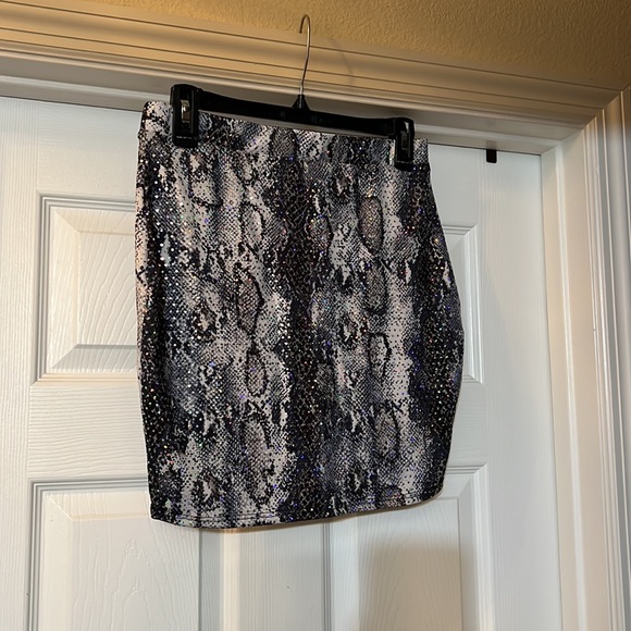 PrettyLittleThing: Multicolor Skirt Set: Size Large - Picture 3 of 4